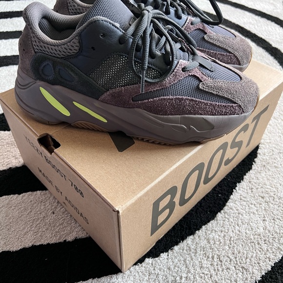 adidas Yeezy Boost 700 Mauve - Picture 7 of 13